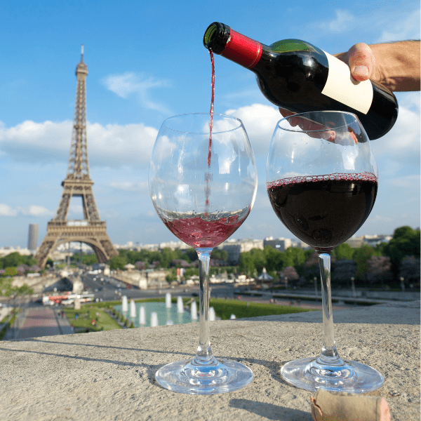 Verres de vin et Tour Eiffel